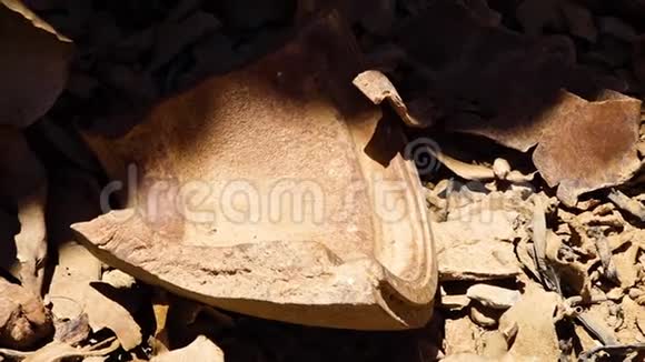 沙漠废墟上的泥盆和瓦砾视频的预览图