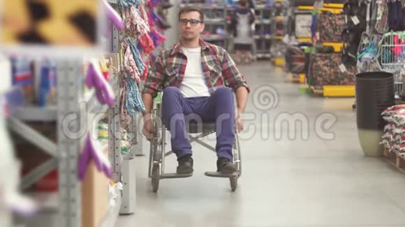 一名残疾人在购物中心坐轮椅的画像视频的预览图