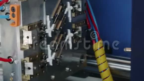 压型机生产白色塑料细节视频的预览图