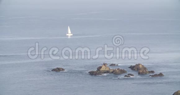 左上角有一艘帆船在海中形成的岩石视频的预览图