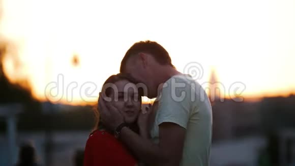 男人拥抱亲吻他心爱的女人一个女人告诉他一些事情视频的预览图