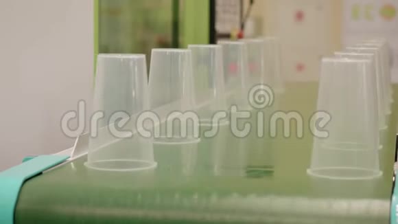 一次性塑料杯在传送带上视频的预览图
