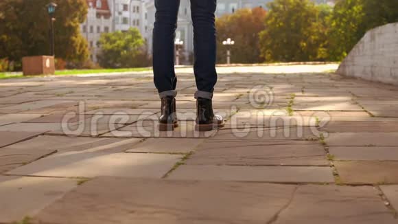带背包的男性使用智能手机在城市漫步视频的预览图
