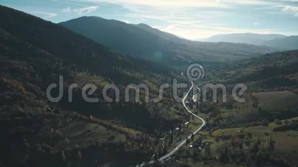 路与山峦之间的瘦山涧交织视频的预览图