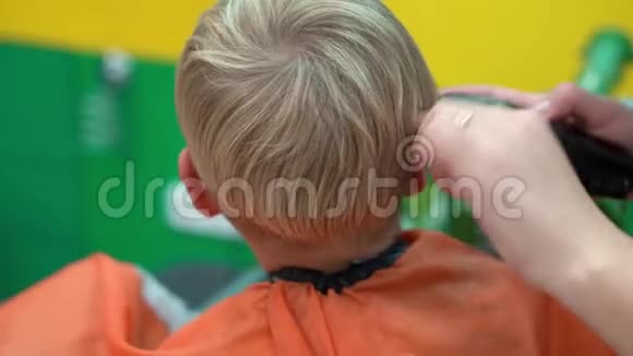 一个小男孩在儿童美发沙龙理发视频的预览图