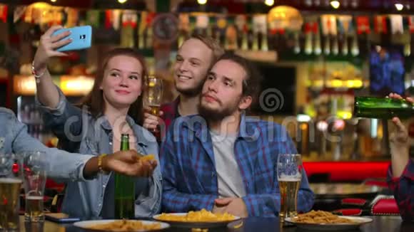 在酒吧或餐馆里西班牙裔男人把Selfie和她最好的朋友团体美丽青年视频的预览图
