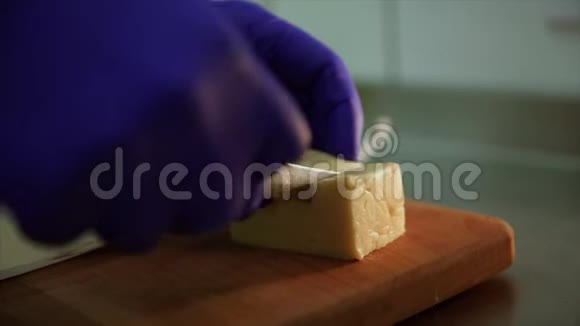 近距离射击切奶酪刀切奶酪块视频的预览图