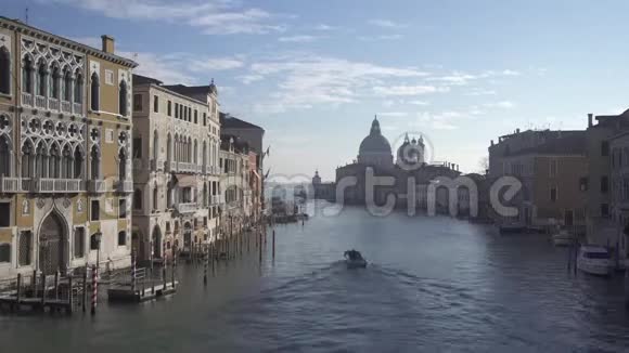 威尼斯大运河的时间流逝船只通行圣玛丽亚致敬视频的预览图