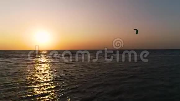 日落时的全景海景一个孤独的人控制着一只训练风筝视频的预览图