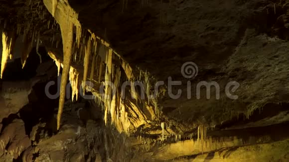 喀斯特洞穴石笋和石笋地下世界视频的预览图