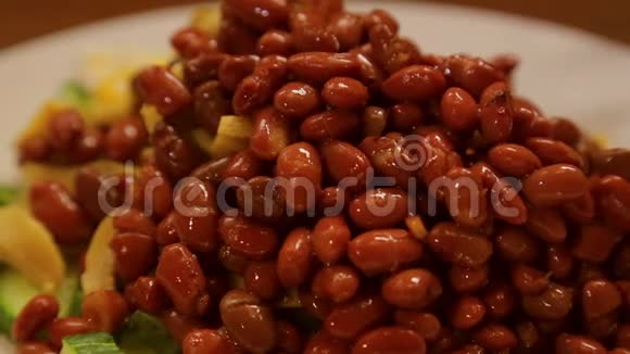 将红豆放入自己的果汁中放一盘沙拉和一张幻灯片视频的预览图