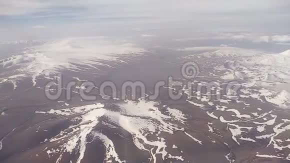 从高加索山脉的飞机窗口看到视频的预览图