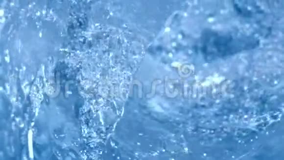 在一杯闪闪发光的水中用慢镜头拍摄宏观镜头视频的预览图