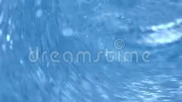 冷冰蓝水与水滴宏观拍摄慢镜头视频的预览图