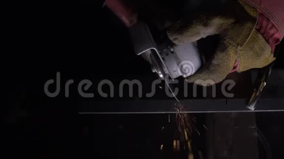 关闭火花细节工业工人使用角磨机和切割钢火花在镜头中直接飞行视频的预览图