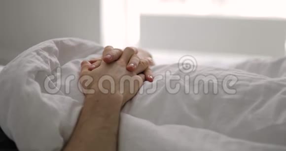 男人睡觉时用毛毯呼吸男性双手特写视频的预览图