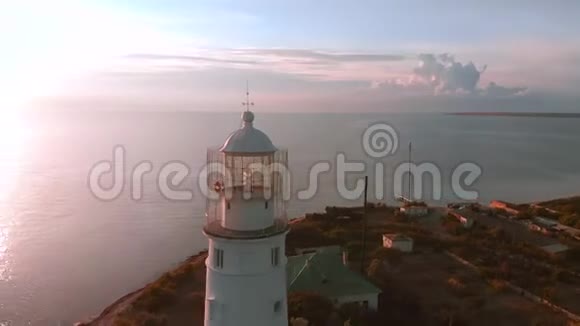海角的灯塔美丽的从空中拍摄日落时飞过灯塔美丽的灯光风景视频的预览图