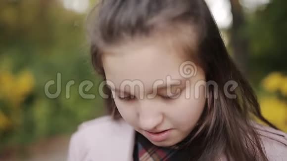 年轻迷人的女孩在街上感冒了用餐巾擦鼻子视频的预览图