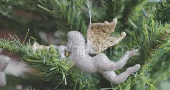 圣诞树树枝上的圣诞装饰天使视频的预览图