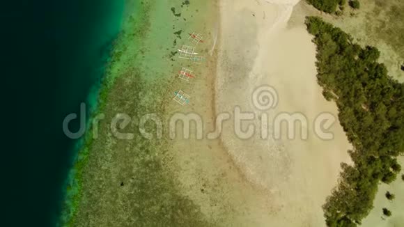 海星岛Princesa港巴拉望海滩上有很多船旅游路线本田湾岛跳跃之旅视频的预览图