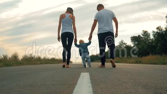 父亲和母亲带着一个小儿子去农村旅游旅游徒步旅行和人的概念视频的预览图