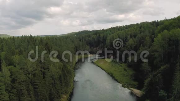 拉托维亚国家公园4K无人机射击视频的预览图