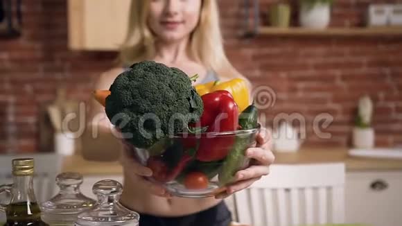 把菜和蔬菜合拢视频的预览图