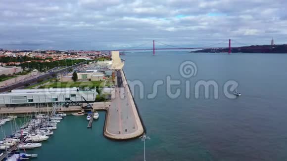 泰霍河畔和港口的空中景色视频的预览图