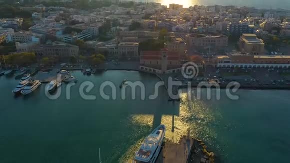 无人机拍摄的空中鸟瞰视频罗兹岛老强化镇大师宫广受欢迎视频的预览图