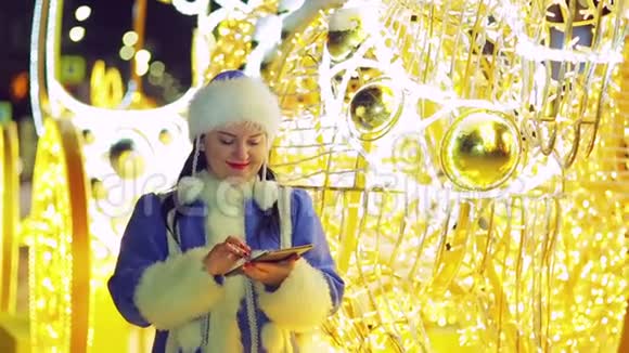 微笑的雪少女通过闪亮的马车在信使中交流视频的预览图