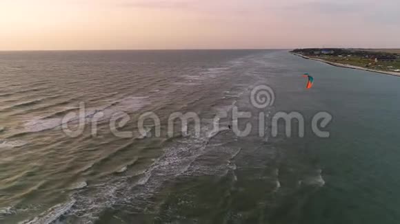 从高处看一个孤独的风筝驶向岸边人们站在那里休息视频的预览图