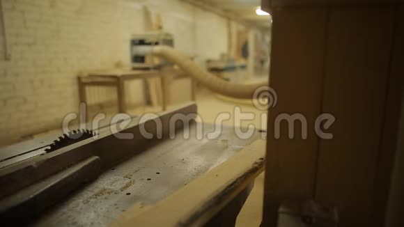 锯木厂木材加工车间细木厂内锯木圆锯视频的预览图