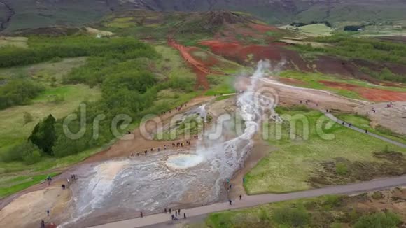 在冰岛火山爆发的瞬间在斯特罗库尔间歇喷泉上空飞行4k无人驾驶飞机的空中视野视频的预览图