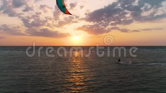 从空中慢镜头拍摄日落时一艘雄船在海上航行视频的预览图