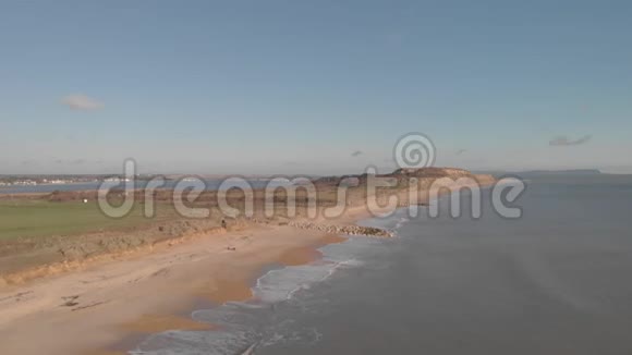 背景为悬崖和蓝天的海岸线的空中后倾画面视频的预览图