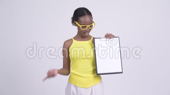 年轻快乐的非洲女人展示剪贴板竖起大拇指视频的预览图