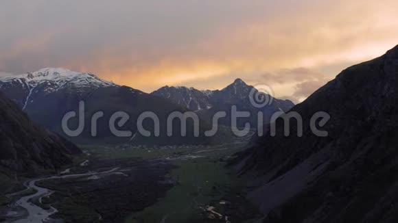 格鲁吉亚山脉日落Kazbegi和GergetiTrinity教堂北高加索无人驾驶飞机飞行视频的预览图