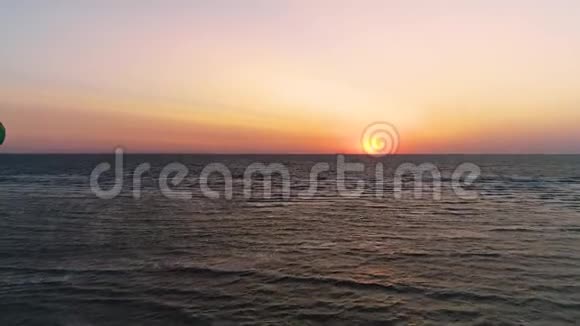 日落时分海上风筝剪影鸟瞰视频的预览图