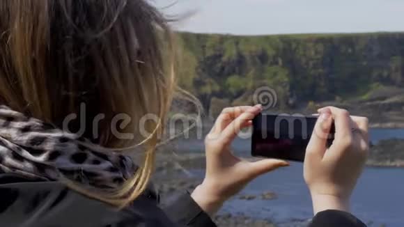 在北爱尔兰巨人铜锣海岸拍照视频的预览图