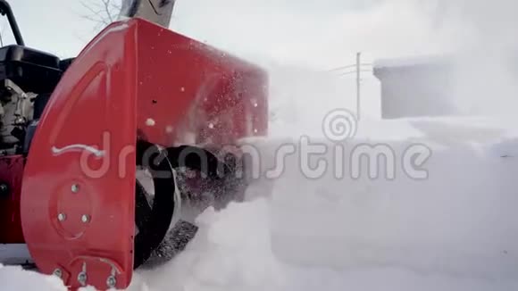 关闭除雪机清理降雪后的积雪视频的预览图