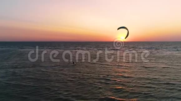 基瑟夫上的砖块橙色的夕阳在海上几个人从事风筝冲浪空中射击视频的预览图