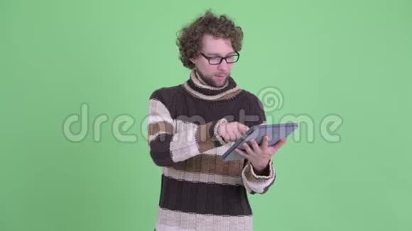 快乐的小胡子男人用数码平板电脑得到好消息视频的预览图