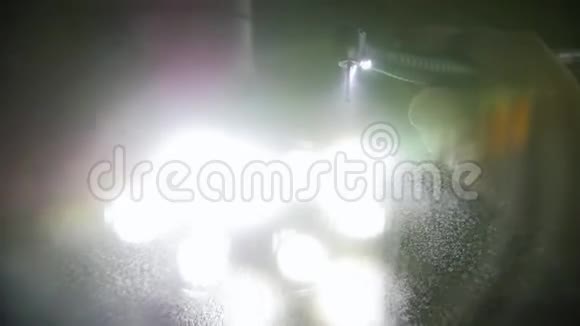 背景灯上的牙科冲洗器及其摄像头前的光线视频的预览图