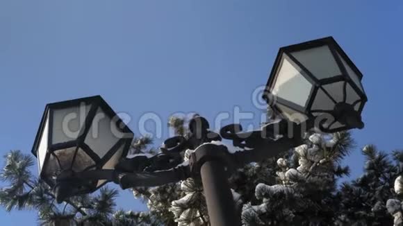 冬季天空背景下带有复古灯的特写灯杆视频的预览图