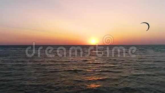 日落时分在海上风筝一对小猫的剪影视频的预览图