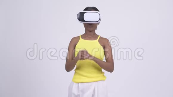 非洲青年妇女使用虚拟现实耳机视频的预览图