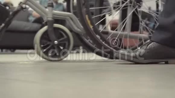 低角度视角的轮椅视频的预览图