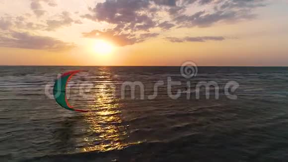 运动背景日落时男性基特在波浪上滑行视频的预览图