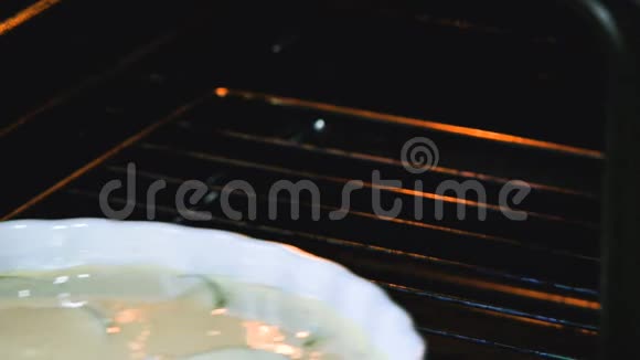 做自制苹果派把烤片和生饼放在热烘箱的架子上视频的预览图