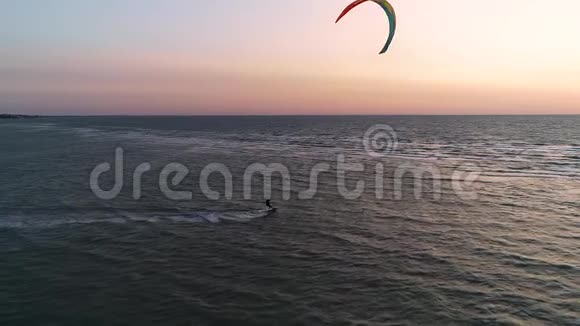海浪上的风筝在大海上表演魔术日落时的红海空中射击视频的预览图